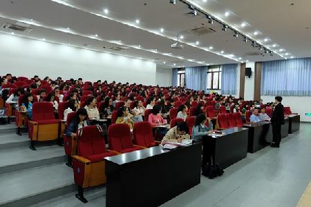 同学们认真听取老师的介绍