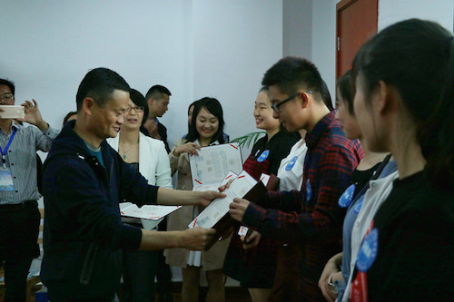 马云为2017年度马云教育奖“青春领袖奖”获得者颁奖龚自清_副本