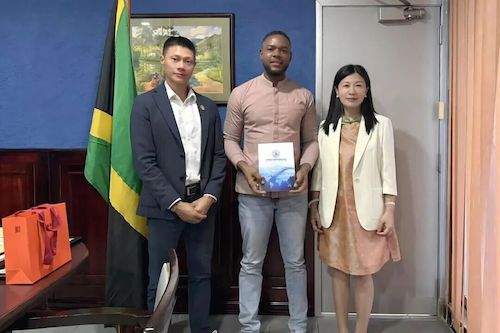 图七 加勒比研究中心主任周敏教授访问加勒比地区,并开展人文交流活动 图七 加勒比研究中心主任周敏教授访问加勒比地区,并开展人文交流活动