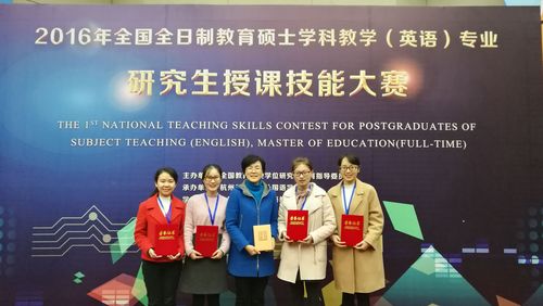指导老师谢萍与麻将胡了获奖学生合影